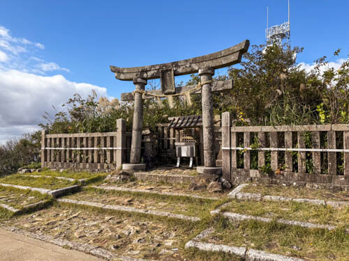 彌彦神社奥営の御神廟